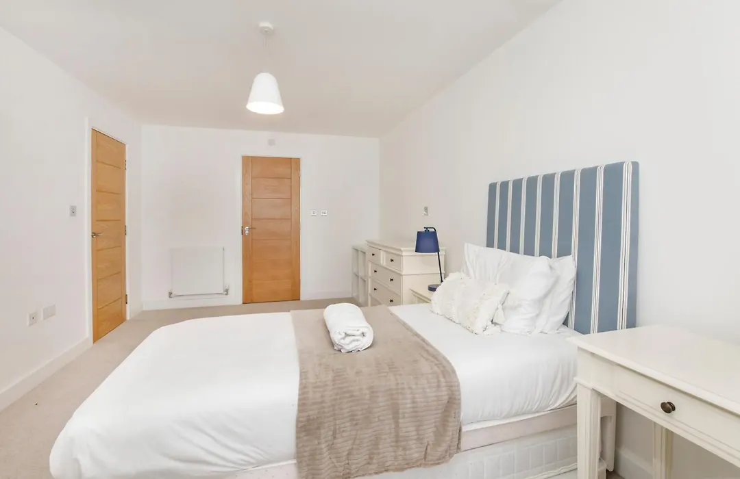 Mount Vale 4 Bedroom Luxury Home & Free Parking-1