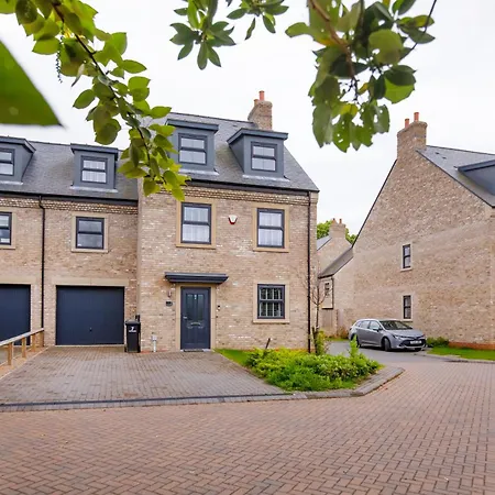 Mount Vale 4 Bedroom Luxury Home & Free Parking-2